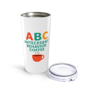 Könnte beinhalten: Ein weißer Reisebecher mit silbernem Rand und transparentem Deckel. Der Becher zeigt den Text "ABC Antecedent Behavior Coffee" in Orange, Grün und Weiß, mit einer roten Kaffeetasse. Der Deckel liegt daneben.