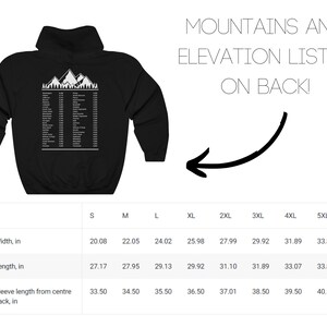 Op de afbeelding: Zwart hoodie met een witte afbeelding van bergen en een lijst met bergen en hun hoogtes. De tekst "MOUNTAINS AND ELEVATION LISTED ON BACK" is boven de afbeelding gedrukt. Een maattabel is inbegrepen met metingen in inches.