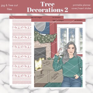 Pode incluir: Adesivos imprimíveis para planejador com uma mulher em pé em frente a uma lareira com decorações de Natal. Os adesivos incluem um design estampado, uma mulher com um bastão de caramelo e caixas etiquetadas como "Velas de Natal", "Decoração de Natal" e "Decoração de Natal".