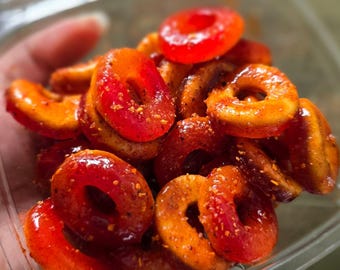Anillos de durazno con chamoy. Dulces. Bocadillos. Dulces de chamoy. Halloween. Fiesta. Gusherz. Dulces cubiertos de chamoy. Dulces enchilados. Fiesta.