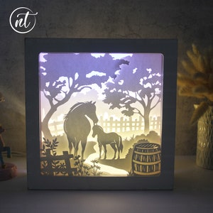 Scatola luminosa con ombra del cavallo madre e bambino, modello di taglio della carta, scatola delle ombre SVG, file SVG della scatola luminosa