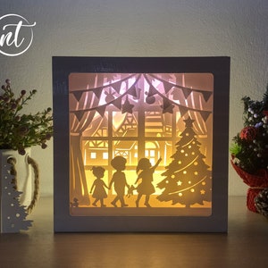 Bambini al modello di scatola luminosa dell'albero di Natale, modello di scatola delle ombre tagliata in carta FILE in formato SVG