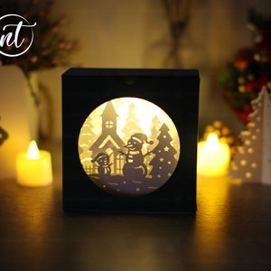 Boîte à bonbons mystère pliante plate Bonhomme de neige, boîte pliante plate - Boîte à bonbons mystère - Joyeux Noël Paper Cut Shadow Box SVG
