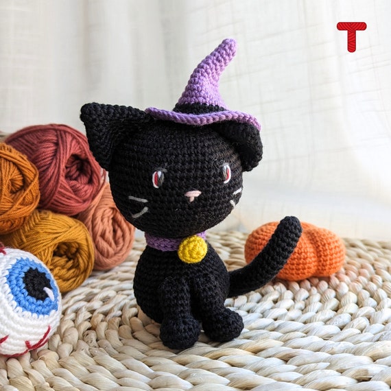 ハロウィンの置物（黒猫）　ハンドメイド 手編み かぎ針編みの黒猫のパターン：ハロウィンの編みぐるみおもちゃ（PDF