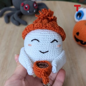 Simpatico schema fantasma all'uncinetto, schemi all'uncinetto, fantasma all'uncinetto, fantasma pdf, schema di Halloween, schema fantasma, fantasma con cappello e cioccolata calda