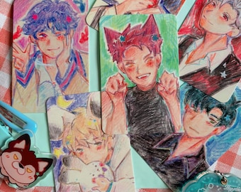 May include: A collection of rectangular art cards featuring colorful pencil illustrations of various characters, accompanied by a small round button with the text Mao Mao, a dog-shaped acrylic charm, and a translucent blue flower-shaped keychain.