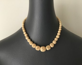 Collier vintage de perles en celluloïd sculptées graduées, collier ras de cou en celluloïd sculpté, collier imitation os sculpté, collier imitation ivoire sculpté