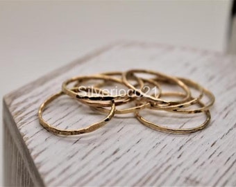 Könnte beinhalten: Ein Set aus sechs goldenen, gehämmerten Stapelringen. Die Ringe sind dünn und zart und perfekt zum Schichten.