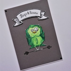 Biglietto di auguri per uccelli verdi fatti a mano. Carta abbracci e baci. Sfondo grigio. Carta fatta a mano. Uccello. Finitura lucida. Occhi googly. Busta inclusa