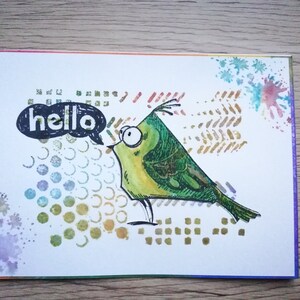 A6 handgemachte grüne Vogel-Karte. Hallo. Grüner Vogel.  Glänzende Augen. Lustige Karte. Spritzer von Aquarell. Prägung. Umschlag enthalten.