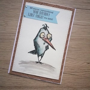 Biglietto di compleanno per uccelli blu fatto a mano. Certo che mi sono ricordato del tuo compleanno, ho appena dimenticato l'appuntamento. Uccello blu. occhi lucidi. busta inclusa.