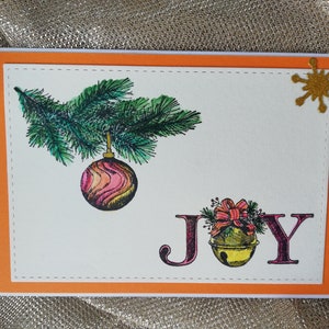 Colorida tarjeta de rama de Navidad vintage. Copo de nieve glitter. Fondo naranja. Adorno navideño. Alegría. Tarjeta de vacaciones. Sobre blanco incluido