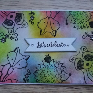 Carte de voeux d’animaux. Célébrons. Fond estampillé et coloré. Yeux brillants. Rose, vert, jaune, argent. Shimmer. Enveloppe incluse