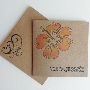 Tarjeta de flores hecha a mano. Fondo natural con suave flor y sentimiento de elección para diferentes ocasiones. Coloreado a mano. Sobre incluido
