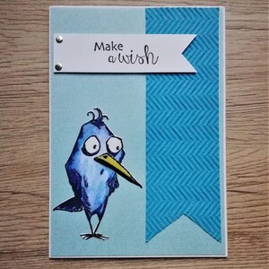 A6 handgemachte blaue Vogel-Karte. Machen Sie einen Wunsch. Blauer Vogel. Glänzende Augen und Schnabel. Trauriger Vogel. Aquarell. Prägung. Umschlag enthalten.