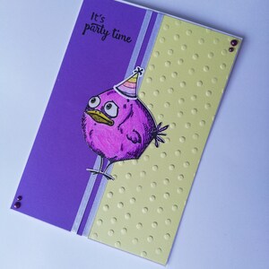 Carte d’oiseau pourpre. C’est l’heure de la fête. Oiseau violet. Yeux brillants et bec. Chapeau de fête. Triste oiseau. Aquarelle. Gaufrage. Enveloppe incluse.