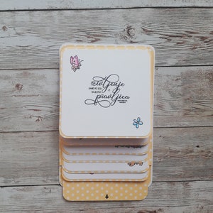 Tarjeta de cascada hecha a mano. Tarjeta interactiva. Fondo amarillo con puntos blancos. Cuadrados blancos con diferentes sentimientos y flores.