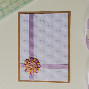 Cuori carta di fiori di sfondo. Per diverse occasioni. Dolce regalo. Fiore di carta fatto a mano colorato. Scheda A6. Busta inclusa.