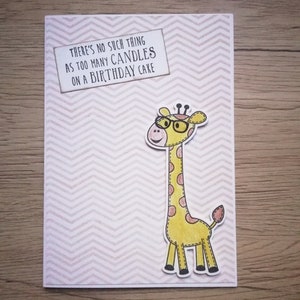 Giraffa fatta a mano con carta occhiali. Non c'è niente come troppe candele su una torta di compleanno. Sfondo stampato.  Busta inclusa