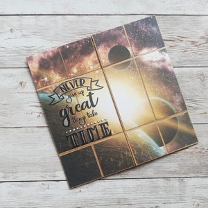 Tarjeta de espacio infinito hecha a mano de 6x6". Carta de planetas. Nunca te rindas, las grandes cosas llevan tiempo. Tarjeta divertida para diferentes ocasiones. Estrellas, planetas.