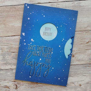 Carte d’anniversaire d’espace faite à la main. Carte de roue tournante. Prenez le temps de faire ce qui vous rend heureux. Tu assures. Bon anniversaire. Sois heureux. Sourire.