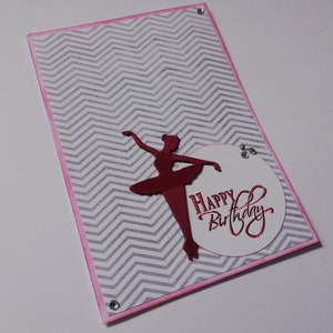 Handgemaakte wenskaart. Proficiat met je verjaardag. Ballerina. Ballerina kaart. Wit, rood en zilver. Gestempelde achtergrond. Strepen. Envelop inbegrepen
