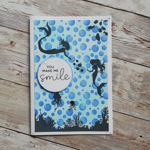 Carte de sirène faite à la main. Fond bleu clair avec bulles et paysage noir. Sentiment de choix. Pour différentes occasions. Bleu et noir.
