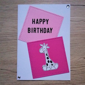 Biglietto di auguri fatto a mano. Buon Compleanno. Giraffa. Sfondo rosa. Quadrati rosa. Biglietto di buon compleanno. Compleanno giraffa. Busta inclusa