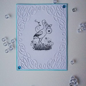 Tarjeta de niño. Tarjeta de cumpleaños A6. Tarjeta de bebé. Tarjeta stork. Un paquete de alegría. Fondo en relieve. Se puede añadir sentimiento. Sobre incluido