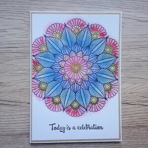 Biglietto di auguri mandala fatto a mano. Oggi è una festa. Sfondo stampato e colorato. Puntini d'oro. Rosa, blu e giallo. Busta inclusa