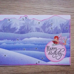 Fairy kaart. Gefeliciteerd. Fairy. Bergachtige fonkelende achtergrond. Lieve fee. Het lezen van fee. Envelop inbegrepen