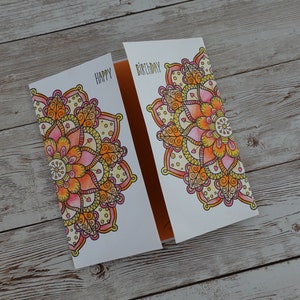 Biglietto di compleanno mandala fatto a mano.  Biglietto di compleanno con colori vivaci e carta dorata lucida all'interno. Mandala colorato a mano.