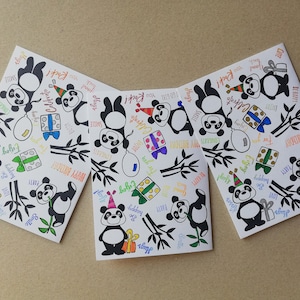 Biglietto d'auguri per panda fatto a mano. Sfondo panda con più sentimenti per compleanno o altre occasioni. Colorato a mano. Busta inclusa