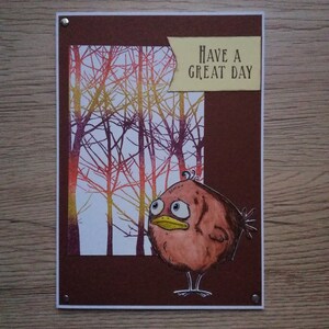 Hecho a mano A6 pájaro marrón papel tienen una gran tarjeta de día. Pájaro pardo. Fondo de madera. Árboles. Pájaro triste. Ojos brillantes y pico. Sobre incluido