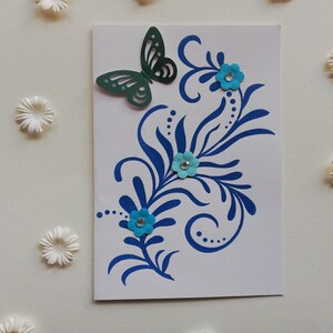 Tarjeta de felicitación hecha a mano. Mariposa azul brillante. Flores azules. Tarjeta simple para diferentes ocasiones. Tarjeta de felicitación suave. Sobre incluido