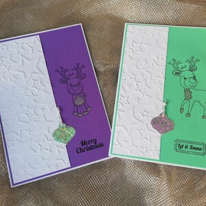 Cartoline di Natale colorate. Carta renna. Stelle e renne. Ornamento natalizio. Sentimenti disponibili in tre lingue diverse.