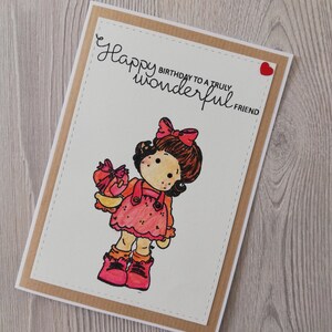 Carta acquerello. Buon Compleanno. Ragazza dolce con un cuore in mano. Dolce regalo di compleanno. Scheda A6. Sfondo naturale. Busta inclusa