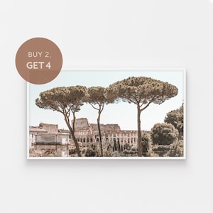 Puede incluir: Una fotografía del Coliseo en Roma, Italia. El Coliseo es un gran anfiteatro antiguo que es un destino turístico popular. La foto muestra el Coliseo desde la distancia, con árboles en primer plano y un cielo azul claro en el fondo.