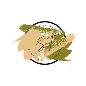 K&ouml;nnte beinhalten: Ein schwarz-wei&szlig;es Logo mit den Buchstaben "ST" in handschriftlicher Schrift. Das Logo ist von einem Kreis mit dem Text "Art Prints & Laser Cut Projects" umgeben. Der Hintergrund ist ein brauner und gr&uuml;ner Aquarell-Wasch.