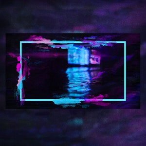 Op de afbeelding: Een digitale kunstafbeelding van een neonblauwe en paarse stadsgezicht dat wordt weerspiegeld in een waterlichaam. De afbeelding is omlijst met een neonblauwe rand en heeft een korrelig, gepixeld effect.