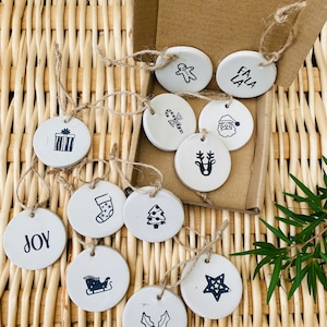 Handgemaakte kerstcadeaukaartjes van klei, rustieke kerstornamenten