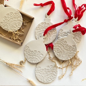 Handgemaakte rustieke kerstballen van klei, ornamenten met structuur