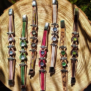 Pulsera de corcho hecha a mano &quot;Cruce de caminos&quot; con piedras de colores