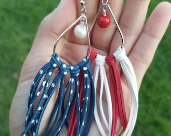Rot weiße und blaue Ohrringe, Vierter Juli Ohrringe, USA Ohrringe, Amerikanische Flagge Ohrringe, Leder Fransen Ohrringe, patriotische Ohrringe