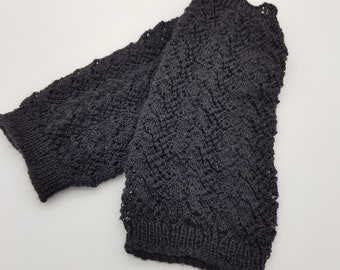 Schwarze, elegante Armstulpen in wunderschönem luftigem Muster, handgestrickt Grösse M