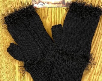 Handgestrickte Handschuhe mit angestrickten Daumen, offener Hand und Fransengarn, Grösse S, Geschenk, Mama, Freundin, Wichteln