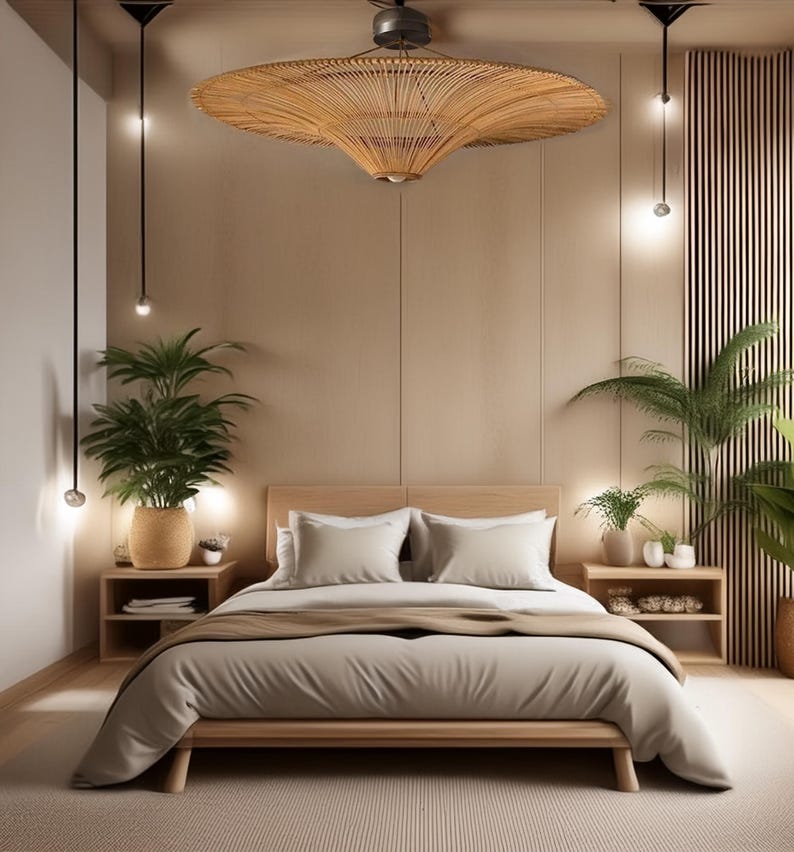 Pode incluir: Um quarto com uma grande lumin&aacute;ria de teto circular tecida. A cama tem uma estrutura de madeira marrom claro e um edredom branco. H&aacute; duas mesas de cabeceira com l&acirc;mpadas de cada lado da cama. As paredes s&atilde;o de cor bege claro e h&aacute; plantas no quarto.