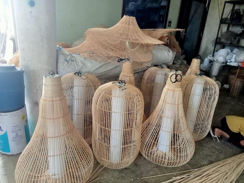 Pode incluir: Uma cole&ccedil;&atilde;o de luzes pendentes de vime tecidas em v&aacute;rios formatos e tamanhos. As luzes s&atilde;o feitas de materiais naturais e t&ecirc;m um estilo r&uacute;stico e bo&eacute;mio.