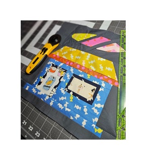 以下が含まれることがあります： サーフショップ用のファウンデーションペーパーピースキルトブロックパターン。カラフルなビーチハウスにサーフボード、ピンクのフラミンゴ、キャンディーが描かれています。ブロックは完成時12インチで、Amanda Harrisのデザインです。