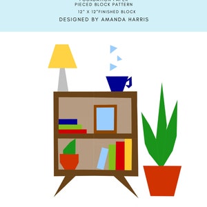 Puede incluir: Una estantería de estilo retro con tres estantes, una lámpara amarilla, una taza azul, una planta verde en una maceta roja y un marco de imagen. La estantería está hecha de madera marrón y tiene un patrón de bloque terminado de 30,5 cm x 30,5 cm. El texto "RETRO BOOKCASE" está en la parte superior de la imagen.